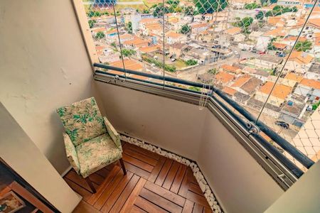 Apartamento à venda com 265m², 5 quartos e 3 vagasVista da cidade de uma varanda com cadeira e piso de madeira