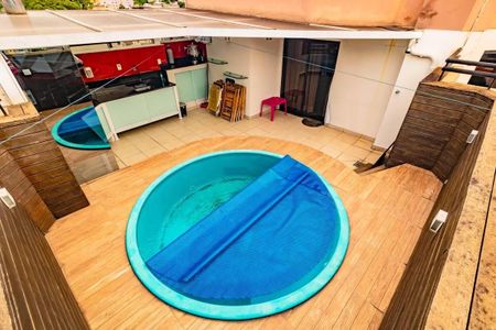 Apartamento à venda com 265m², 5 quartos e 3 vagasPiscina circular com revestimento de madeira e cobertura de teto em forma de abóbada.