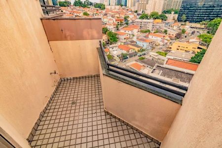 Apartamento à venda com 265m², 5 quartos e 3 vagasBalcony com vista para a cidade, com piso de azulejo e janelas pequenas.