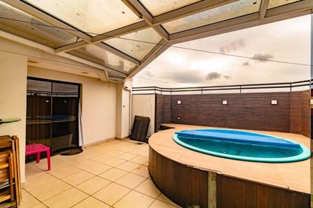 Apartamento à venda com 265m², 5 quartos e 3 vagasPiscina com teto de vidro e paredes de madeira, com vista para a cidade.