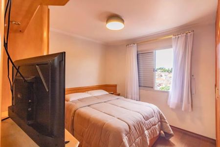 Apartamento à venda com 265m², 5 quartos e 3 vagasQuarto com cama de casal, TV e janela com vista para a cidade.