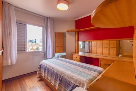 Apartamento à venda com 265m², 5 quartos e 3 vagasQuarto com cama simples, móveis de madeira e vista para a cidade.