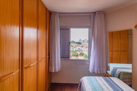 Apartamento à venda com 265m², 5 quartos e 3 vagasQuarto com vista para a cidade, com móveis de madeira e um espelho grande no canto.
