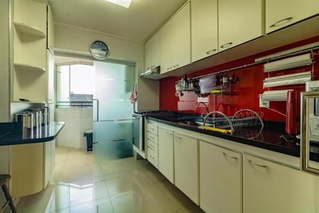 Apartamento à venda com 265m², 5 quartos e 3 vagasCozinha com móveis brancos e azuis, iluminada por luz natural e artificial, com um ambiente limpo e organizado.