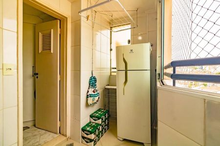 Apartamento à venda com 265m², 5 quartos e 3 vagasBalcony com vista para a cidade, com geladeira e móveis simples.
