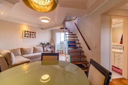 Apartamento à venda com 265m², 5 quartos e 3 vagasSala de estar com sofá, mesa e iluminação adequada.