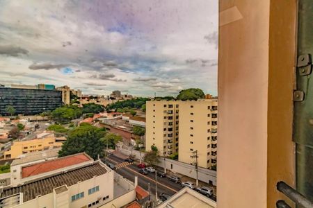 Apartamento à venda com 265m², 5 quartos e 3 vagasVista da cidade com edifícios e ruas, com nuvens no céu.