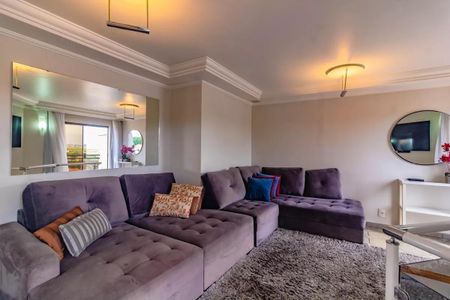 Apartamento à venda com 265m², 5 quartos e 3 vagasSala de estar com sofá de cor cinza e tapetes de cor cinza e marrom.