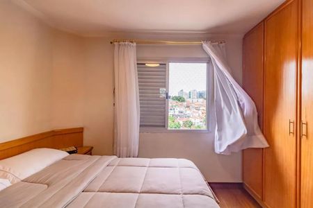 Apartamento à venda com 265m², 5 quartos e 3 vagasQuarto com cama de casal, móveis de madeira e vista para a cidade.