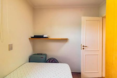 Apartamento à venda com 265m², 5 quartos e 3 vagasQuarto simples com cama e prateleira com alguns objetos.