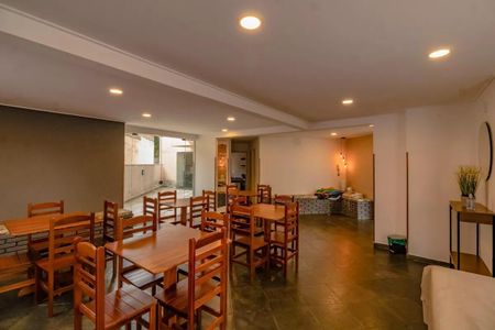 Apartamento à venda com 265m², 5 quartos e 3 vagasSala de jantar com mesa e cadeiras de madeira, iluminação adequada, piso de porcelanato e parede de tijolos.