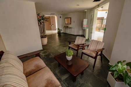 Apartamento à venda com 265m², 5 quartos e 3 vagasSala de espera com sofá e cadeiras, iluminada por luz natural e artificial.