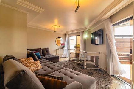 Apartamento à venda com 265m², 5 quartos e 3 vagasSala de estar com sofá e TV, com vista para a cidade.