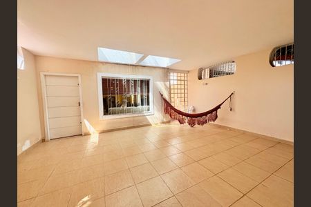 Casa à venda com 250m², 3 quartos e 2 vagasGaragem