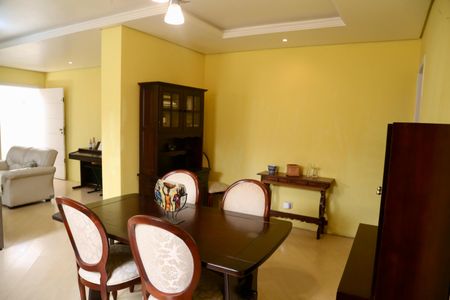 Casa à venda com 250m², 3 quartos e 2 vagasSala