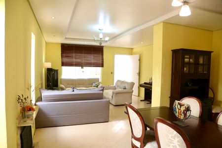 Casa à venda com 250m², 3 quartos e 2 vagasSala