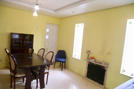 Casa à venda com 250m², 3 quartos e 2 vagasSala