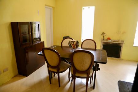 Casa à venda com 250m², 3 quartos e 2 vagasSala