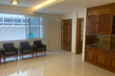 Casa para alugar com 200m², 3 quartos e 2 vagasSala