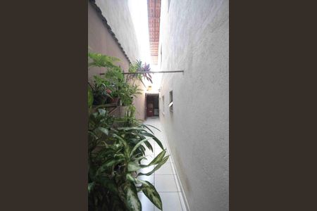 Casa à venda com 180m², 3 quartos e 2 vagasCorredor externo