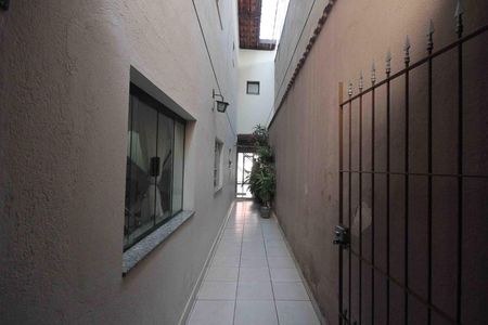 Casa à venda com 180m², 3 quartos e 2 vagasCorredor externo