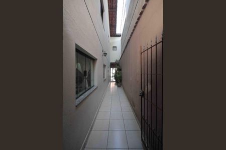Casa à venda com 180m², 3 quartos e 2 vagasCorredor externo