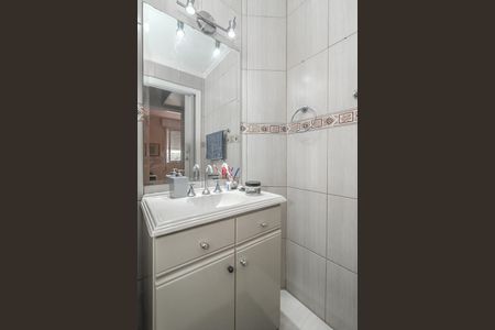 Banheiro de apartamento à venda com 1 quarto, 45m² em Vila Ipiranga, Porto Alegre