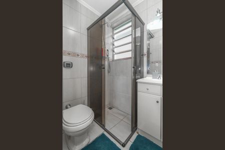 Banheiro de apartamento à venda com 1 quarto, 45m² em Vila Ipiranga, Porto Alegre