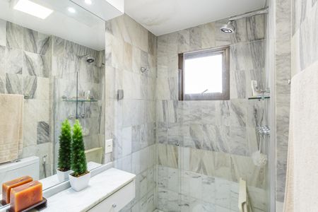 Apartamento à venda com 190m², 4 quartos e 3 vagas Apartamento à venda com 190m², 4 quartos e 3 vagasBanheiro da Suíte 1
