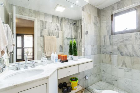 Apartamento à venda com 190m², 4 quartos e 3 vagas Apartamento à venda com 190m², 4 quartos e 3 vagasBanheiro da Suíte 1
