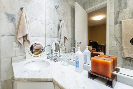 Apartamento à venda com 190m², 4 quartos e 3 vagas Apartamento à venda com 190m², 4 quartos e 3 vagasBanheiro da Suíte 1
