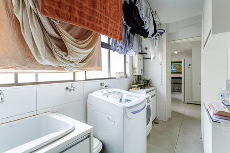 Apartamento à venda com 190m², 4 quartos e 3 vagas Apartamento à venda com 190m², 4 quartos e 3 vagasÁrea de Serviço