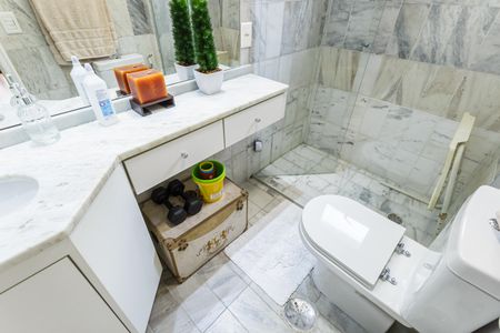 Apartamento à venda com 190m², 4 quartos e 3 vagas Apartamento à venda com 190m², 4 quartos e 3 vagasBanheiro da Suíte 1