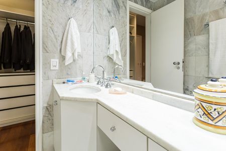 Apartamento à venda com 190m², 4 quartos e 3 vagas Apartamento à venda com 190m², 4 quartos e 3 vagasBanheiro da Suíte 2