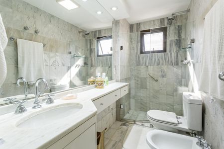 Apartamento à venda com 190m², 4 quartos e 3 vagas Apartamento à venda com 190m², 4 quartos e 3 vagasBanheiro da Suíte 2