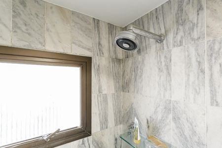 Apartamento à venda com 190m², 4 quartos e 3 vagas Apartamento à venda com 190m², 4 quartos e 3 vagasBanheiro da Suíte 1