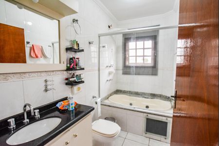 Casa à venda com 245m², 3 quartos e 4 vagasBanheiro da Suíte 2