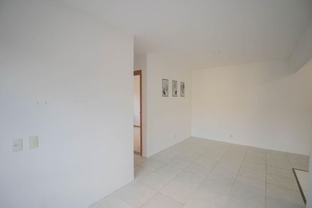 Sala de apartamento para alugar com 2 quartos, 55m² em Vista Alegre, São Gonçalo