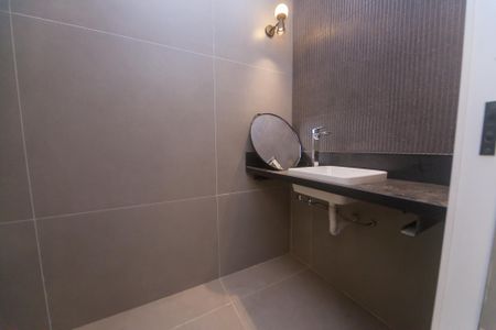 Casa de condomínio à venda com 380m², 5 quartos e 10 vagas Casa de condomínio à venda com 380m², 5 quartos e 10 vagasBanheiro suite 1