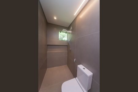 Casa de condomínio à venda com 380m², 5 quartos e 10 vagas Casa de condomínio à venda com 380m², 5 quartos e 10 vagasBanheiro suite 1
