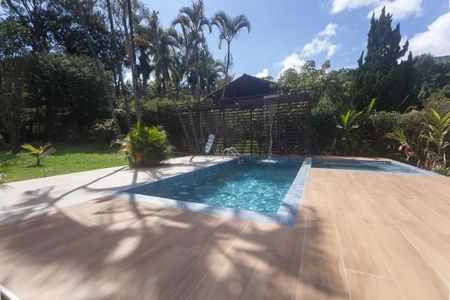 Piscina de casa de condomínio à venda com 5 quartos, 380m² em Retiro do Chale, Brumadinho