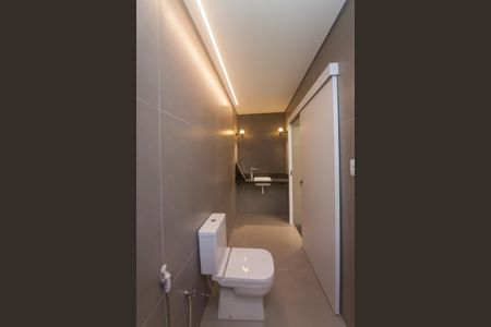 Banheiro suite 1 de casa de condomínio à venda com 5 quartos, 380m² em Retiro do Chale, Brumadinho