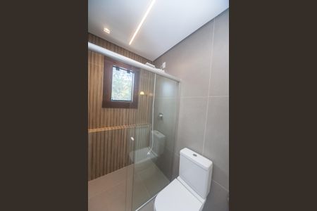 Casa de condomínio à venda com 380m², 5 quartos e 10 vagas Casa de condomínio à venda com 380m², 5 quartos e 10 vagasBanheiro suite 2