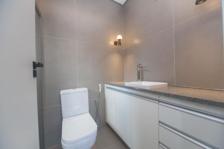 Casa de condomínio à venda com 380m², 5 quartos e 10 vagas Casa de condomínio à venda com 380m², 5 quartos e 10 vagasBanheiro suite 2