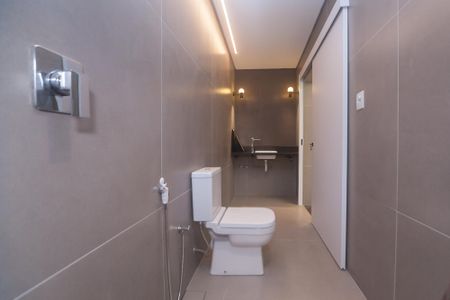Casa de condomínio à venda com 380m², 5 quartos e 10 vagas Casa de condomínio à venda com 380m², 5 quartos e 10 vagasBanheiro suite 1
