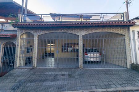 Casa à venda com 226m², 3 quartos e 3 vagas Casa à venda com 226m², 3 quartos e 3 vagasFachada