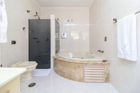 Casa à venda com 226m², 3 quartos e 3 vagas Casa à venda com 226m², 3 quartos e 3 vagasSuíte - Banheiro