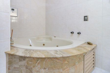 Casa à venda com 226m², 3 quartos e 3 vagas Casa à venda com 226m², 3 quartos e 3 vagasSuíte - Banheiro