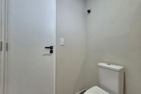 Banheiro de apartamento à venda com 2 quartos, 76m² em Cambuí, Campinas