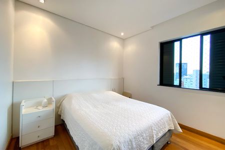 Apartamento à venda com 195m², 4 quartos e 4 vagasQuarto 2
